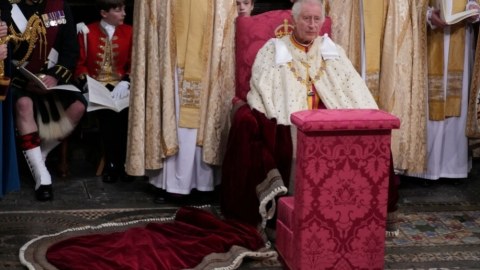 Britaniya kralına xərçəng diaqnozu QOYULDU