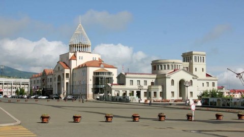 Xankəndidən çıxmayan erməni ailəsi Bako Saakyanın evinə yerləşib
