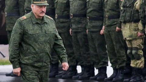 Lukaşenko hərbçilərə vətəndaşa qarşı silah işlətmək hüququ verdi