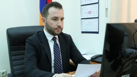 Heç bir mətn müqəddəs deyil - Paşinyanın partiyadaşı konstitusiya dəyişikliyini əsaslandırdı