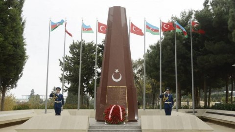 Şamil Ayrım Bakıda "Türk şəhidliyi"ni ziyarət etdi