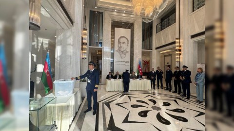 AZAL-ın uçuş heyəti Pekində səs verdi - FOTOLAR
