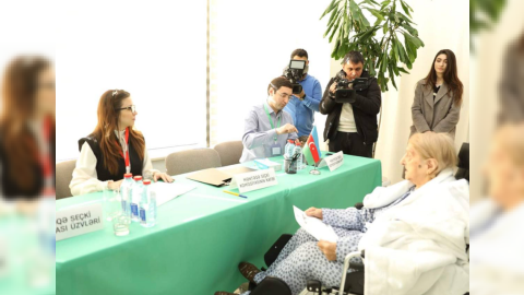 102 yaşlı Fatma nənə xəstəxanada səs verdi - FOTO
