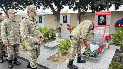 Mübariz İbrahimov məzarı başında yad edildi - VİDEO