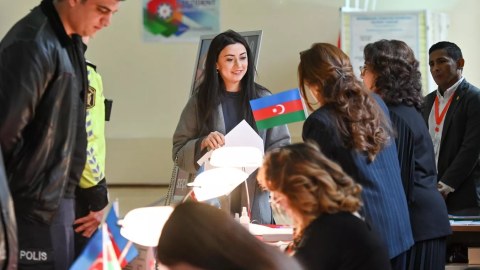 Seçki məntəqələrinin qarşısında böyük növbələr - Deputatlar da səs verib