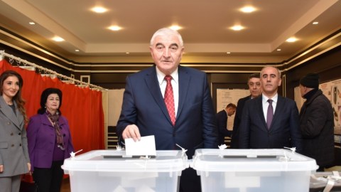Məzahir Pənahov səs verdi