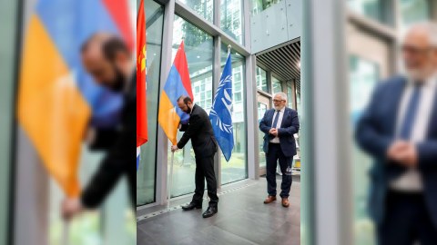 Mirzoyan BCM-in binasında bayraq qaldırdı
