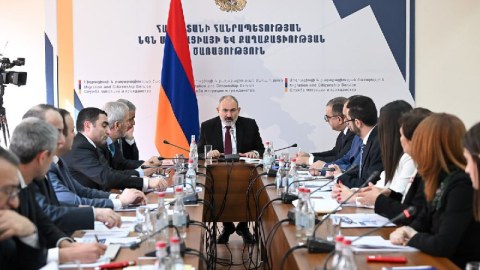 Sakinlər pasport idarələrindən narazıdır - Paşinyan məmurlarla görüşdə