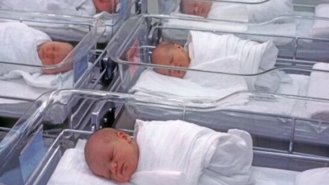 36 yaşlı qadın 10-cu dəfə ana oldu