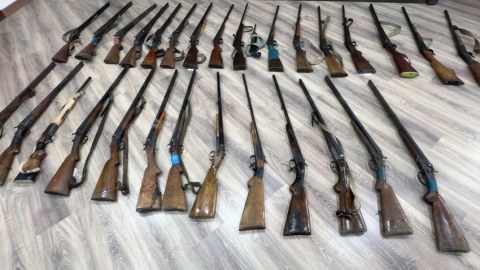 Gəncədə vətəndaşlar silahlarını polisə könüllü təhvil verdi