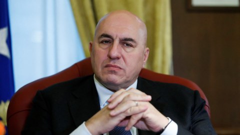Müdafiə naziri xəstəxanaya yerləşdirildi