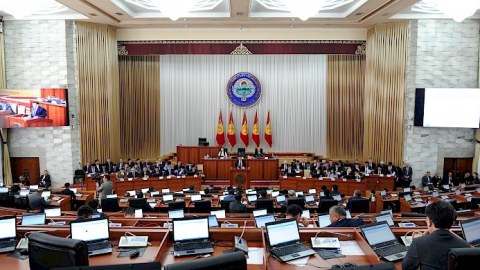 Qırğızıstan parlamenti mübahisəli qanun layihəsini komitəyə qaytarıb