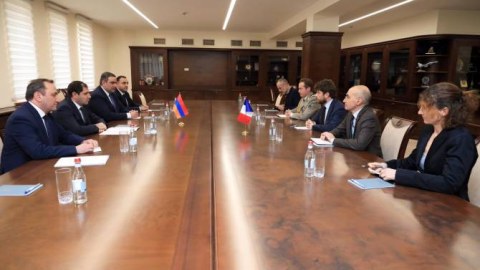 Papikyan fransalı səfirlə regiondakı məsələləri müzakirə etdi