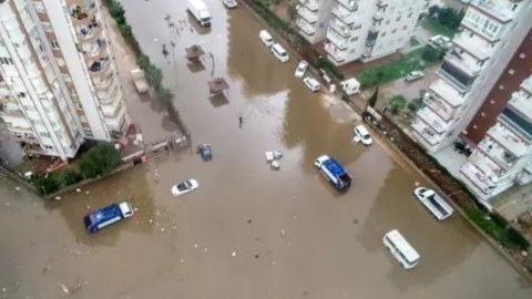 Antalyada 3 mindən çox bina su altında qaldı