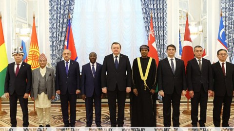 Məhərrəm Əliyev etimadnaməsini Lukaşenkoya təqdim etdi