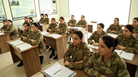 Hərbçi qadınların ehtiyatda olma yaş həddi ləğv olundu