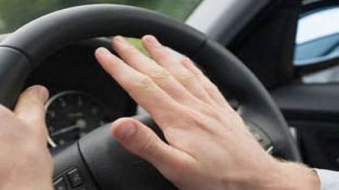 Yol polisi siqnaldan çox istifadə edən sürücüləri CƏRİMƏLƏYƏCƏK