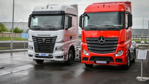 "Mercedes" "KAMAZ"dakı payını satıb