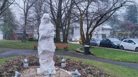 Türk Mədəniyyəti və İrsi Fondu Natəvanın heykəlinə qarşı vandalizmi PİSLƏDİ