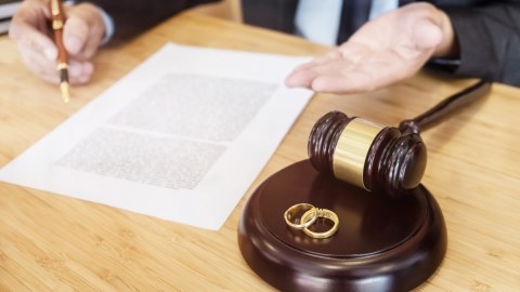 Boşanmasınlar deyə məhkəmə iclası “Sevgililər günü”nə təyin edildi 