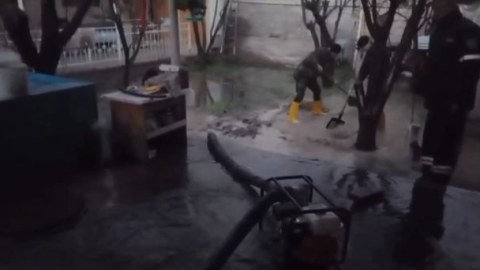 Naxçıvanda intensiv yağış yağdı, evləri su basdı