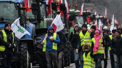 Polşa müxalifəti Ukraynadan məhsul idxalını dayandırmağı tələb edir