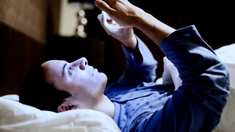 Telefon və kompüterdən gələn mavi işıq yaşlanmanı sürətləndirir