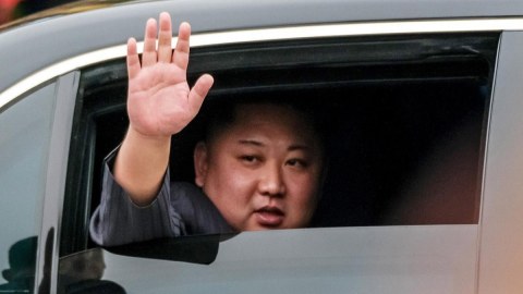 Putin Kim Çen Ina maşın hədiyyə etdi