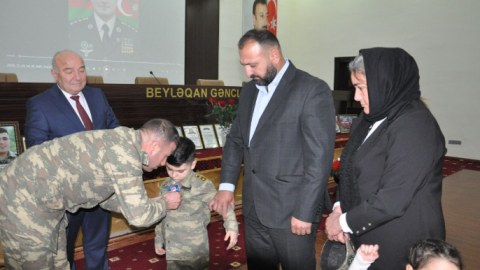 Şəhidin ordeni övladına verildi - FOTO