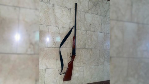 Silahını polisə təhvil verdi
