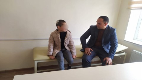 Anasının xəsarət yetirdiyi azyaşlı ilə bağlı araşdırma aparıldı