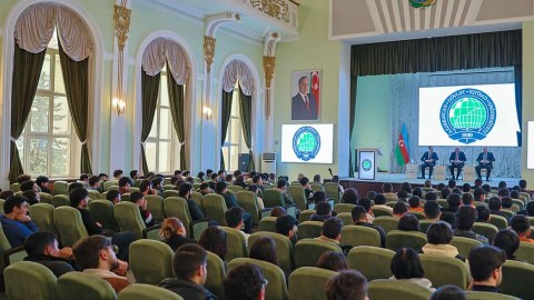 UNEC rektoru akademik borcu olan tələbələrlə görüşdü