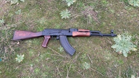 Əkin sahəsindən "Kalaşnikov" tapıldı