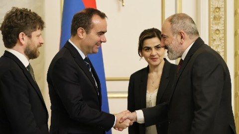 Paşinyan Fransa müdafiə naziri ilə görüşüb