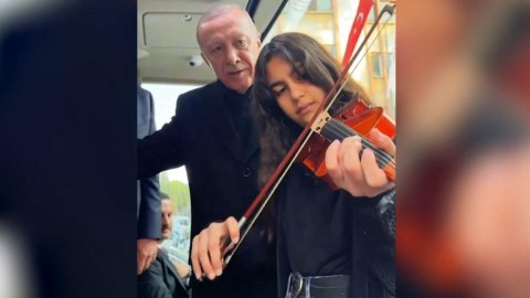 Ərdoğan skripkaçı qızla Çanakkale türküsünü ifa etdi - VİDEO