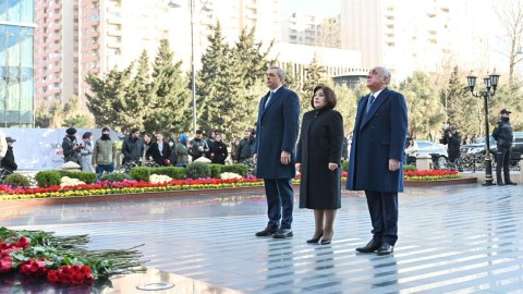 Dövlət və hökumət rəsmiləri "Ana harayı"nda - FOTOLAR