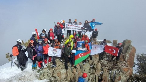 Türkiyəli alpinistlər Xocalı qurbanlarının xatirəsini Haçadağın zirvəsində andılar - FOTO