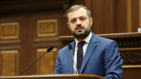 Erməni deputat istefa verdi