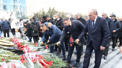 Dövlət Komitəsinin kollektivi “Ana harayı” abidəsini ziyarət edib - FOTO