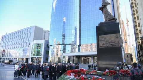 BMU-nun kollektivi Xocalı soyqırımı abidəsini ziyarət etdi - FOTO