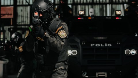 Polis silahlı şəxslərə qarşı əməliyyatlar keçirdi - 19 nəfər həbs edildi
