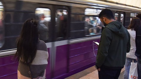 Metroda qadının cibindən telefon oğurlandı