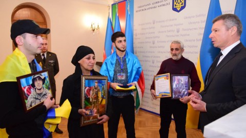 Ukraynada həlak olan azərbaycanlı hərbçinin ordeni ailəsinə təqdim olundu - FOTO