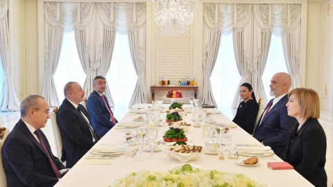 İlham Əliyev Albaniyanın baş naziri ilə geniş tərkibdə görüşdü