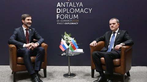 Ceyhun Bayramov həmkarı ilə danışıqlar apardı 