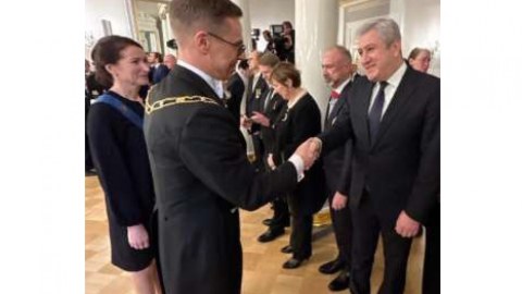 Yeni seçilmiş prezident and içdi