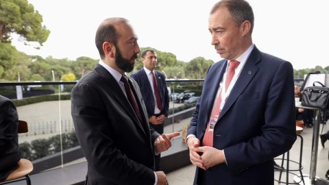 Mirzoyan Klaarla regionu müzakirə etdi 