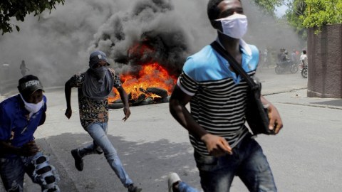 Haitidə qalmaqal - Yüzlərlə məhbus azad edildi