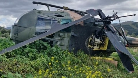 Türkiyədə hərbi helikopter məcburi eniş etdi - Yaralı var