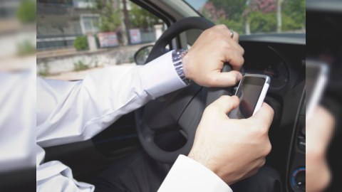 Yol qəzalarının əsas səbəblərindən biri də telefondur